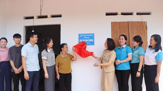 Hội LHPN Hà Nội: Bàn giao mái ấm tình thương cho hội viên phụ nữ có hoàn cảnh khó khăn xã Trung Giã
