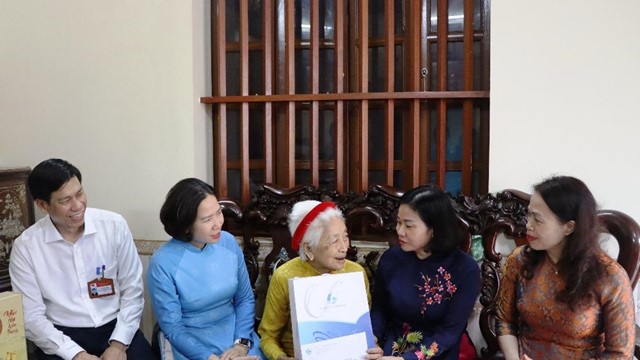 Thăm, tặng quà, tri ân Mẹ Việt Nam Anh hùng, người có công, gia đình chính sách tại phường Chương Mỹ