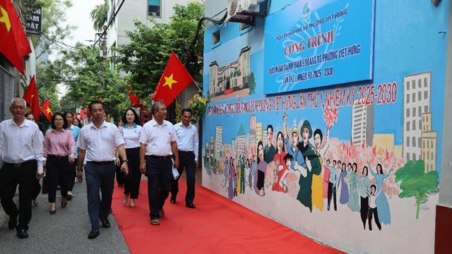 Hội LHPN phường Việt Hưng ra mắt 2 mô hình đoạn đường bích họa, cờ hoa chào mừng Đại hội