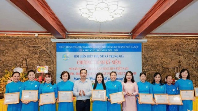 Hội LHPN xã Trung Giã khen thưởng 10 tập thể có thành tích xuất sắc trong đợt thi đua chào mừng Đại hội Đảng
