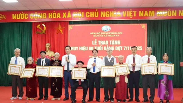 Xã Thuận An: Trao tặng Huy hiệu Đảng cho các đảng viên