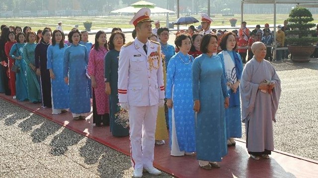 Đoàn đại biểu Hội LHPN Hà Nội viếng Lăng Chủ tịch Hồ Chí Minh và dâng hương tưởng niệm các Anh hùng liệt sỹ