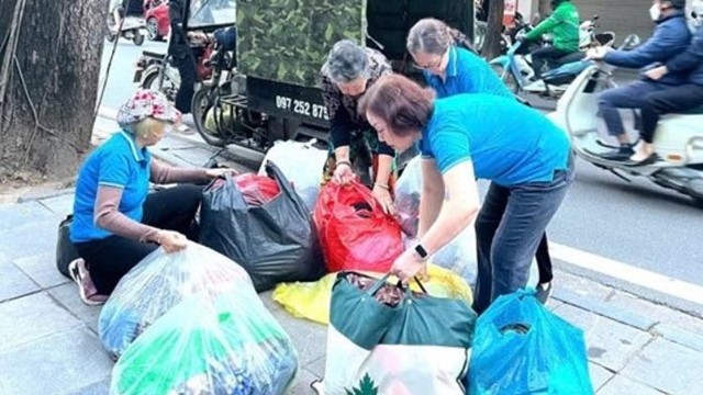 Hội LHPN phường Hoàn Kiếm chung tay chia sẻ khó khăn với đồng bào bị ảnh hưởng bởi mưa lũ