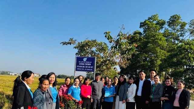 Hội LHPN xã Trung Giã gắn biển tuyến sáng, xanh, sạch đẹp chào mừng thành công Đại hội