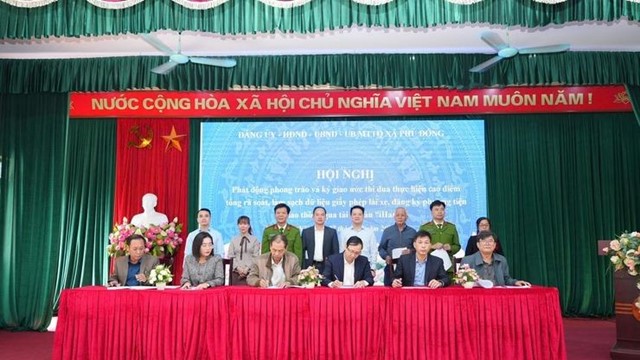 Xã Phù Đổng ký giao ước thi đua làm sạch dữ liệu giấy phép lái xe