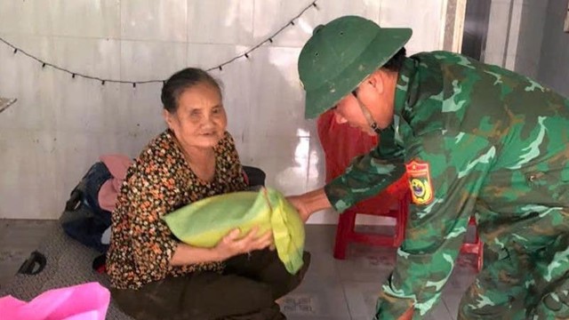 Những người lính biên phòng gác lại niềm riêng, đi về vùng tâm lũ giúp dân