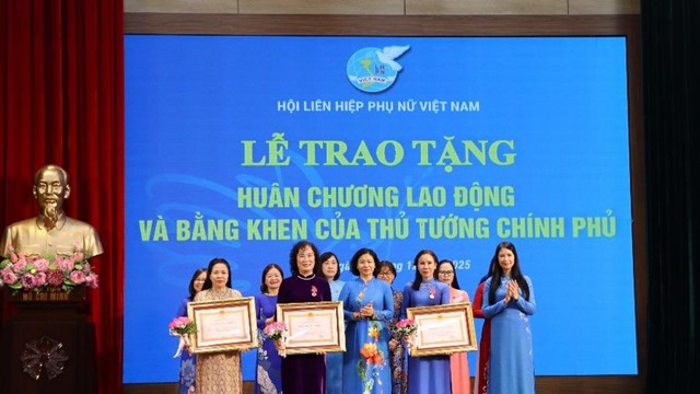 Trao tặng Huân chương Lao động và Bằng khen Thủ tướng Chính phủ cho 16 cá nhân có thành tích xuất sắc