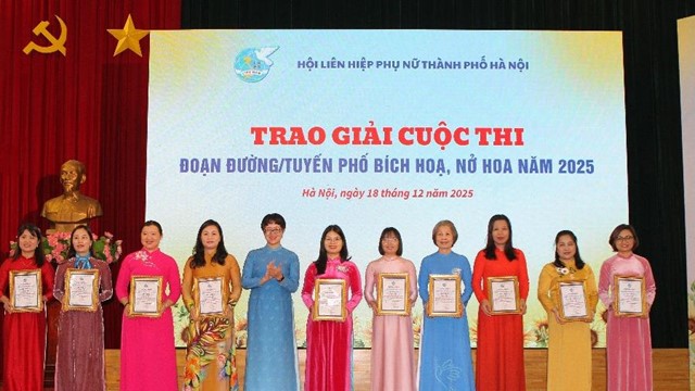 Hội LHPN Hà Nội trao giải Cuộc thi “Đoạn đường/tuyến phố bích họa, nở hoa” năm 2025