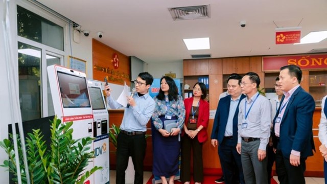 Phường Việt Hưng ra mắt mô hình hỗ trợ thực hiện dịch vụ công trực tuyến