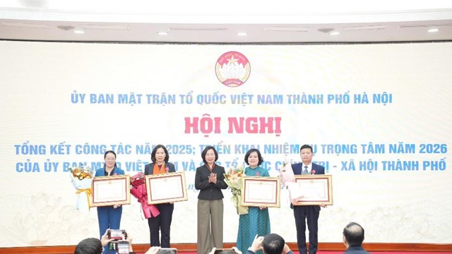 Trao Huân chương Lao động hạng Nhì, hạng Ba và Bằng khen của Thủ tướng Chính phủ cho các cá nhân có thành tích xuất sắc