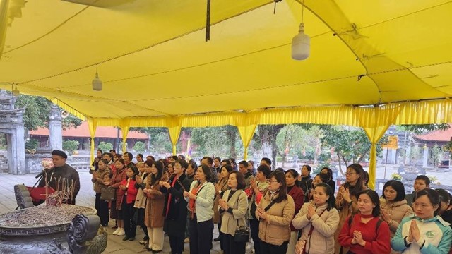 Chi bộ Ban Công tác Phụ nữ: Giáo dục truyền thống từ hoạt động về nguồn tại Đền thờ Hai Bà Trưng