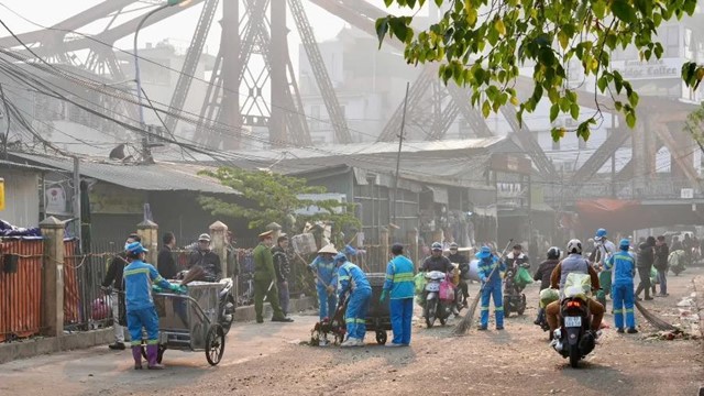 Phường Hồng Hà ra quân giải tỏa các chợ tạm, chợ cóc đảm bảo vệ sinh môi trường và an toàn giao thông