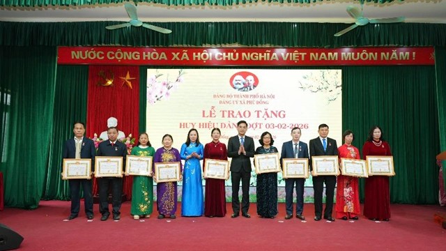 Xã Phù Đổng trao Huy hiệu Đảng cho 77 đảng viên đợt 3/2/2026