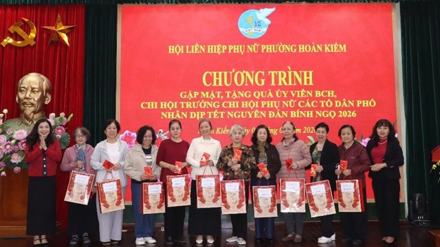 Hội LHPN phường Hoàn Kiếm trao Kỷ niệm chương, tặng quà cho trẻ em, tri ân đội ngũ cán bộ Hội nhân dịp Tết Nguyên đán Bính Ngọ 2026