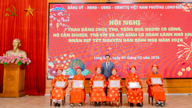 Phường Long Biên gặp mặt, trao Bằng chúc thọ, tặng quà người có công nhân dịp Tết Nguyên đán Bính Ngọ 2026