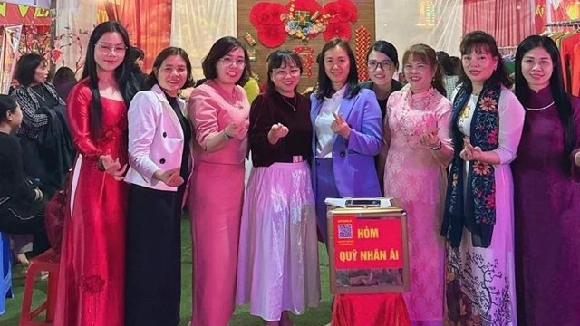 Hội LHPN xã Trung Giã tổ chức gian hàng “Áo dài nhân ái” 