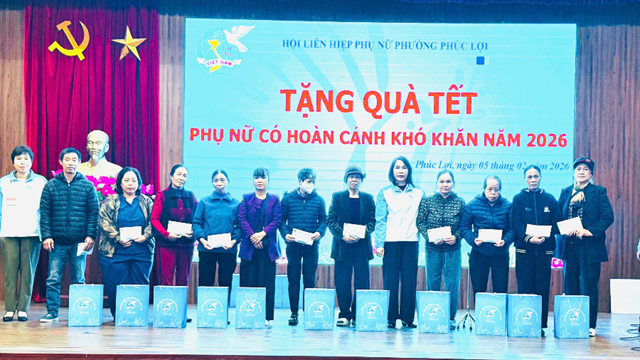 Hội LHPN phường  Phúc Lợi tặng quà trẻ em mồ côi, gia đình chính sách nhân dịp Tết Nguyên đán Bính Ngọ 2026