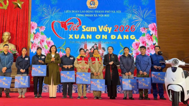 Xã Nội Bài trao quà Tết cho các gia đình chính sách, đoàn viên công đoàn và người lao động có hoàn cảnh khó khăn