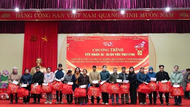 Xã Kim Anh chăm lo, hỗ trợ Tết cho các hộ gia đình có hoàn cảnh khó khăn