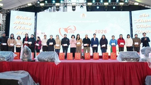  Tặng 612 suất quà Tết cho cán bộ, đoàn viên và người lao động có hoàn cảnh khó khăn