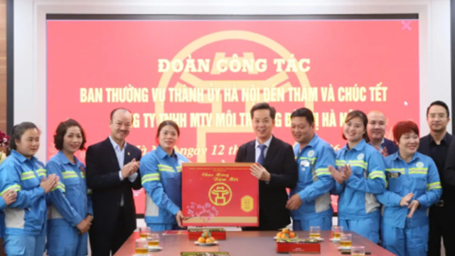  Đoàn công tác thành phố Hà Nội thăm, chúc Tết và tặng quà cán bộ, công nhân viên môi trường đô thị 