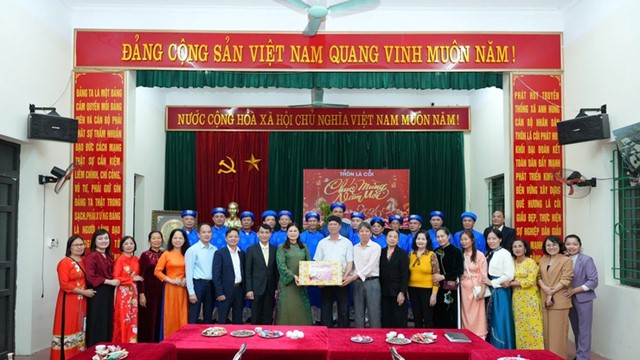 Lãnh đạo xã Phù Đổng thăm, động viên các lực lượng trực Tết và chúc Tết nhân dân trên địa bàn