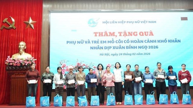 Hội LHPN Việt Nam: Trao 100 suất quà tặng phụ nữ, trẻ em có hoàn cảnh khó khăn tại 6 xã, phường trên địa bàn Hà Nội