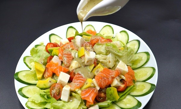 Salad cá hồi và bơ
