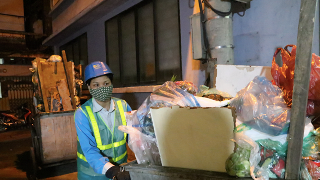 Những phụ nữ ngày đêm giữ sạch đường phố Hà Nội
