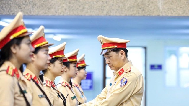 Chuyện nghề của những “bóng hồng” cảnh sát giao thông dẫn đoàn