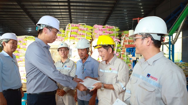 Petrovietnam sẻ chia khó khăn với người lao động bị ảnh hưởng do bão số 13 tại Gia Lai