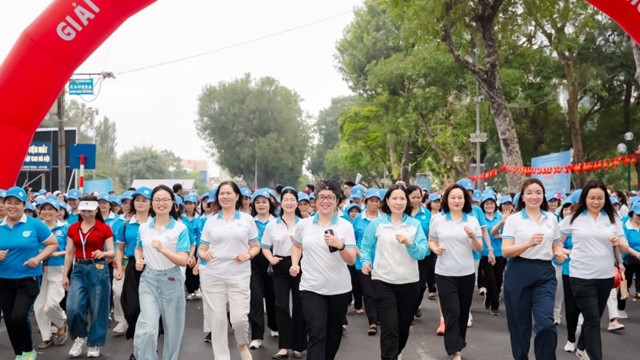 Hơn 1.000 đại biểu tham dự Giải Đi bộ Phụ nữ Thủ đô khỏe đẹp lần thứ III
