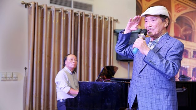 NSND Trần Hiếu ra mắt sách “để đời”, mong tiếng hát Việt ngày càng đẹp hơn 