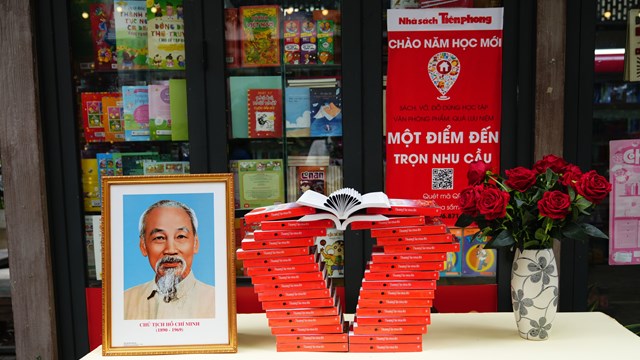 Những màn xếp sách nghệ thuật ấn tượng tại phố sách Hà Nội 