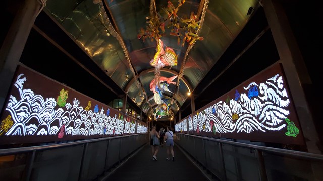 Cầu đi bộ Trần Nhật Duật bất ngờ biến thành công trình nghệ thuật hấp dẫn
