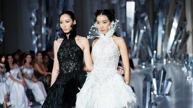 Tạp chí thời trang Vogue khen show thời trang siêu thực của NTK Việt 