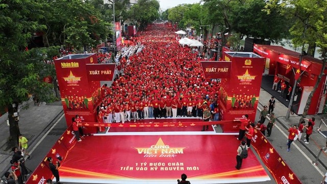 Hơn 1 triệu người mặc áo cờ đỏ sao vàng đồng thanh hát Quốc ca 