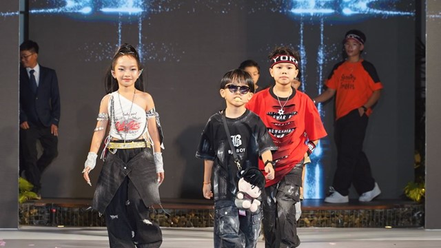 “Em bé chất” làm vedette, khuấy động sàn diễn thời trang nhí