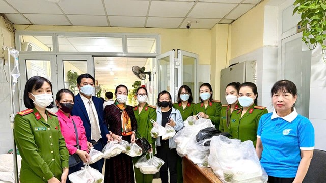 Hội LHPN phường Văn Miếu - Quốc Tử Giám trao tặng suất cơm cho bệnh nhân, quà cho hội viên khó khăn