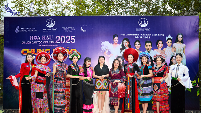 Hoa hậu Du lịch Dân tộc Việt Nam 2025 trình diễn thời trang bikini, dạ hội trên cầu kính dài nhất thế giới ở Mộc Châu