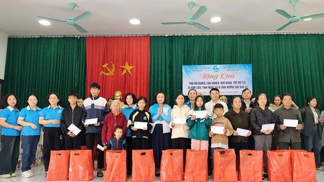 Ấm lòng sự chia sẻ của Hội LHPN phường Kim Liên với phụ nữ, trẻ em khó khăn bị ảnh hưởng lũ lụt 