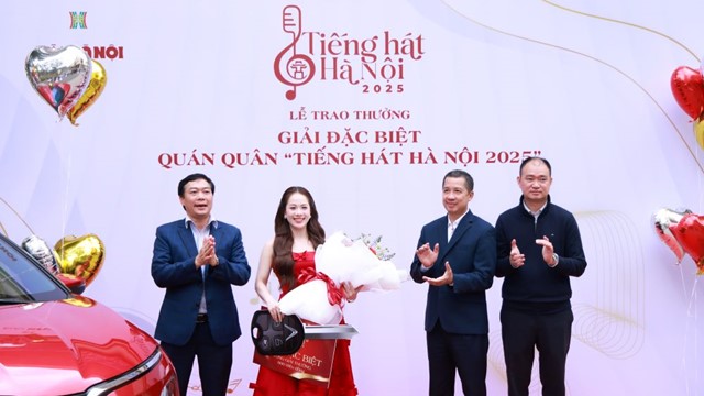 Quán quân Đào Lê Phương Chi nhận giải thưởng 600 triệu đồng từ cuộc thi “Tiếng hát Hà Nội 2025”