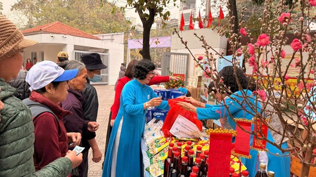 Hội LHPN phường Kim Liên lan tỏa yêu thương qua chương trình chăm lo Tết nguyên đán 2026