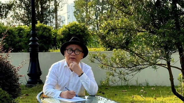 Bài thơ “Cạm bẫy tình” nhìn thẳng vào “mê cung” cảm xúc bằng lăng kính hóm hỉnh 