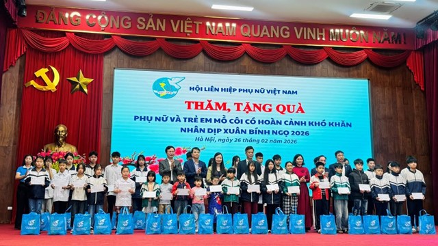 Chủ tịch Hội LHPN Việt Nam tặng quà cho 100 phụ nữ và trẻ em mồ côi có hoàn cảnh khó khăn tại Hà Nội nhân dịp Xuân Bính Ngọ 
