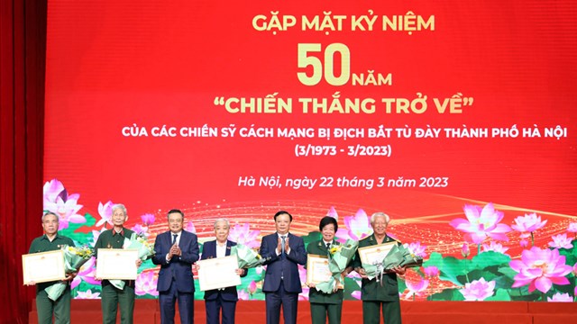 Kỷ niệm 50 năm “Chiến thắng trở về”: Hà Nội gặp mặt hơn 550 chiến sĩ cách mạng bị địch bắt tù đày