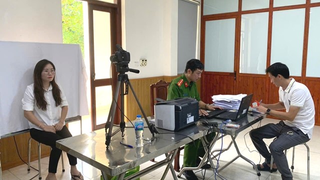Xã Quang Minh đổi thẻ đảng viên trên nền tảng Cơ sở dữ liệu quốc gia về dân cư