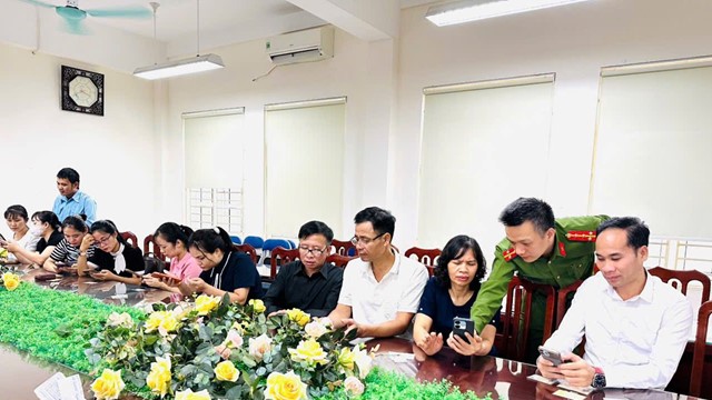 Công an xã Quang Minh hướng dẫn làm sạch dữ liệu đăng ký xe và giấy phép lái xe trên iHanoi