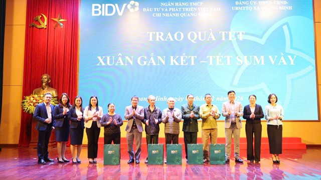 BIDV Chi nhánh Quang Minh trao quà Tết Bính Ngọ 2026 cho các đối tượng chính sách tại xã Quang Minh