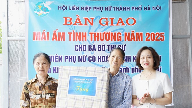 Hội LHPN Hà Nội trao hai mái ấm tình thương tại xã Phúc Thọ